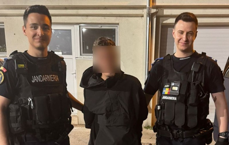 Un tânăr care dormea pe o bancă din Constanța a fost încătușat pe loc, după ce jandarmii și-au dat seama cine e