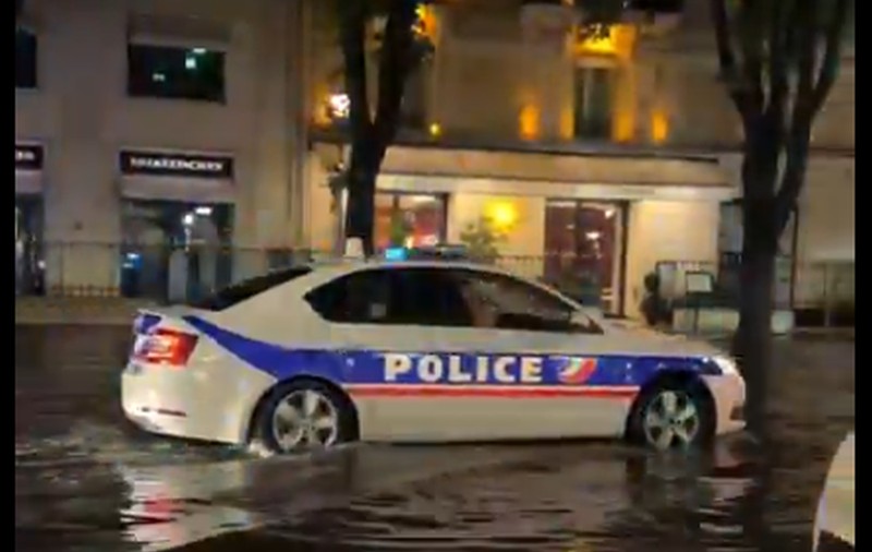 Imagini virale în Franța: doi polițiști ascultă melodia lui Celine Dion din Titanic în boxe, în timp ce merg pe străzile inundate din Paris | VIDEO