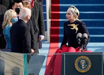 Joe Biden și Jill Biden, alături de Lady Gaga. Artista a interpretat imnul național al SUA la ceremonia de inaugurare - EPA-EFE/Patrick Semansky / POOL