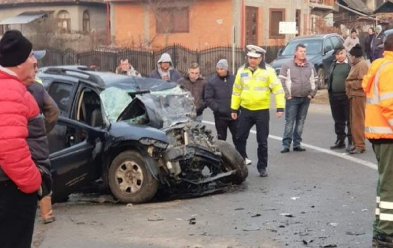 Accident grav la Curtea de Argeş. Doi morți după ce un Duster plin cu muncitori a intrat într-un TIR
