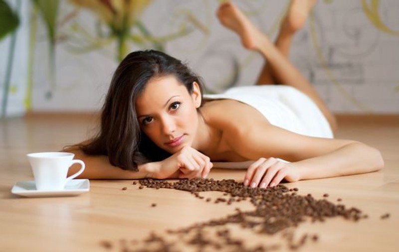 Zaţul de cafea face minuni pentru frumusețea și sănătatea ta. Află la ce e bun!