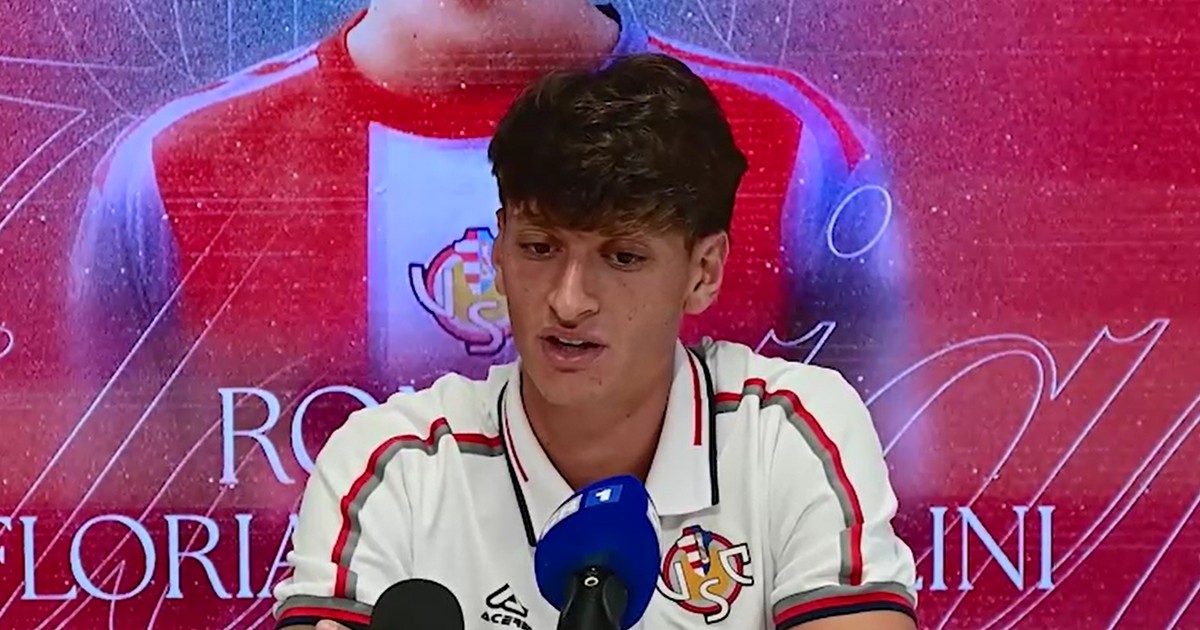 Floriani Mussolini în timpul unei conferințe de presă, după transferul la Cremonese.