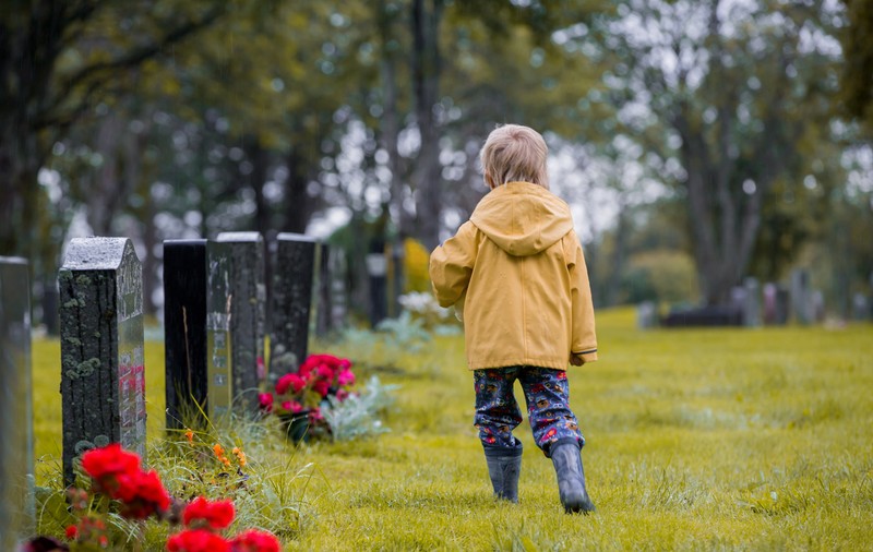 Lecția despre firescul morții: Într-un oraș din Belgia se organizează o plimbare prin cimitire pentru copii