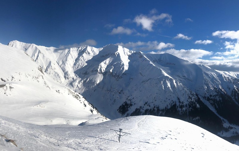 Risc de avalanșă în Munții Făgăraș. Strat de zăpadă de aproape 140 de centimetri la Bâlea Lac