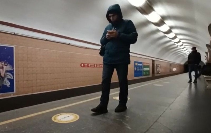CORESPONDENȚĂ: Ziua la Kiev a început cu imnul Ucrainei cântat în stațiile de metrou care au adăpostit mai ales femei și copii. Deși bombardată, televiziunea emite, iar internetul funcționează