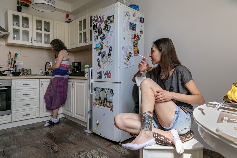 Cătălina (stânga) și Georgiana, în bucătăria apartamentului în care locuiesc împreună