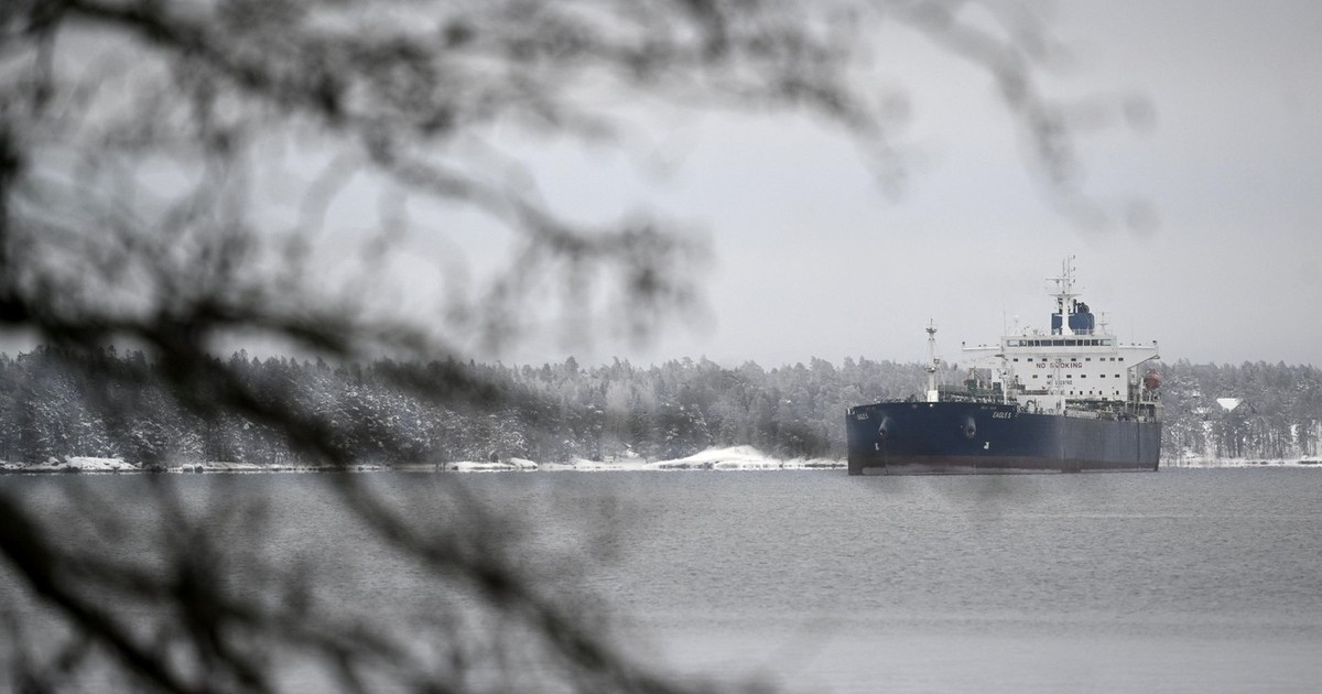 Petrolierul Eagle S, ancorat lângă portul Kilpilahti, în Golful Finlandei, după ce a avariat cabluri submarine în timp ce transporta ilegal petrol pentru Rusia Foto: Profimedia