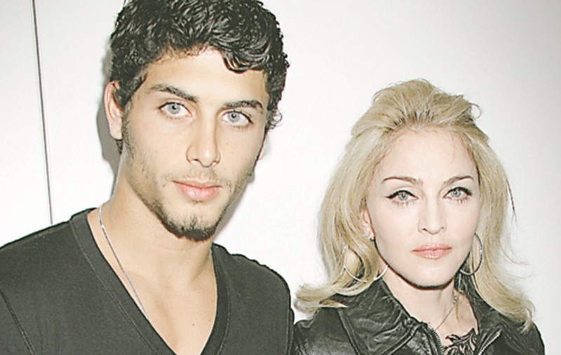 Madonna i-a dat papucii tinerelului Jesus Luz