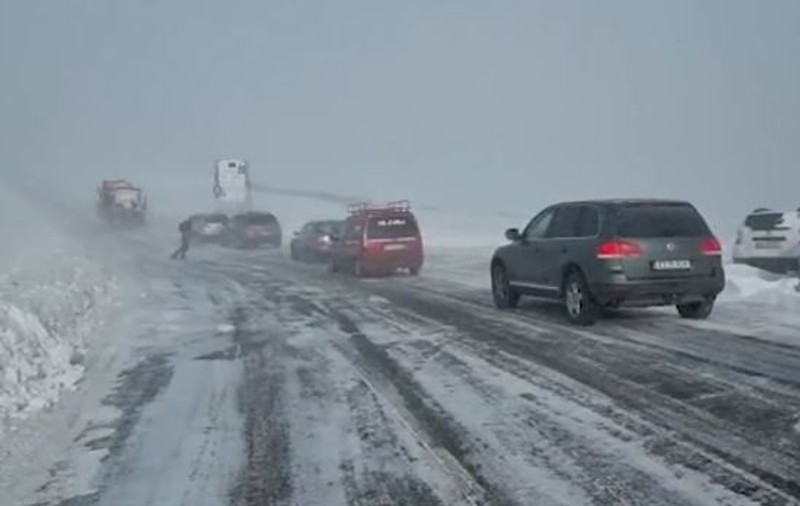 Circulația pe Transalpina, închisă din cauza viscolului puternic, a fost redeschisă