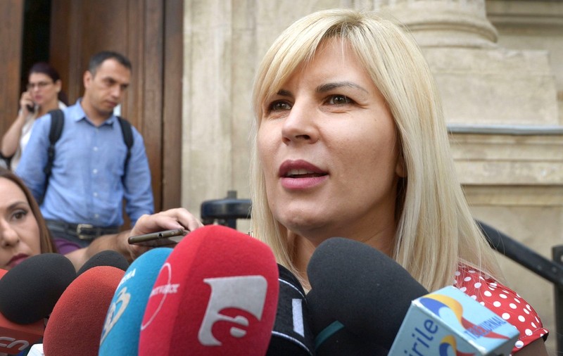 Elena Udrea îi ia apărarea lui Traian Băsescu: Este o instituţie, nu a spart seminţe la Cotroceni