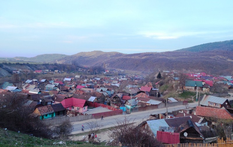 Într-un cartier sărac din Brașov, coletele nu sunt livrate pentru că „sunt țigani răi acolo”. Situația în care a fost pusă învățătoarea școlii