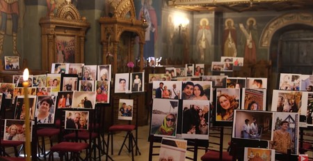 Fotografiile credincioșilor au luat locul oamenilor pe scaunele bisericii