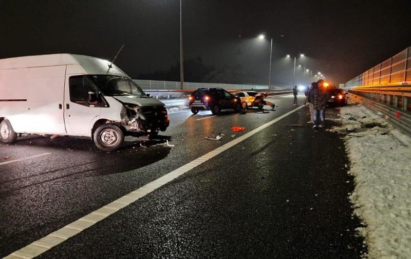 Accident în lanț pe A1, în Sibiu. Șase mașini s-au ciocnit din cauza poleiului, un om a murit