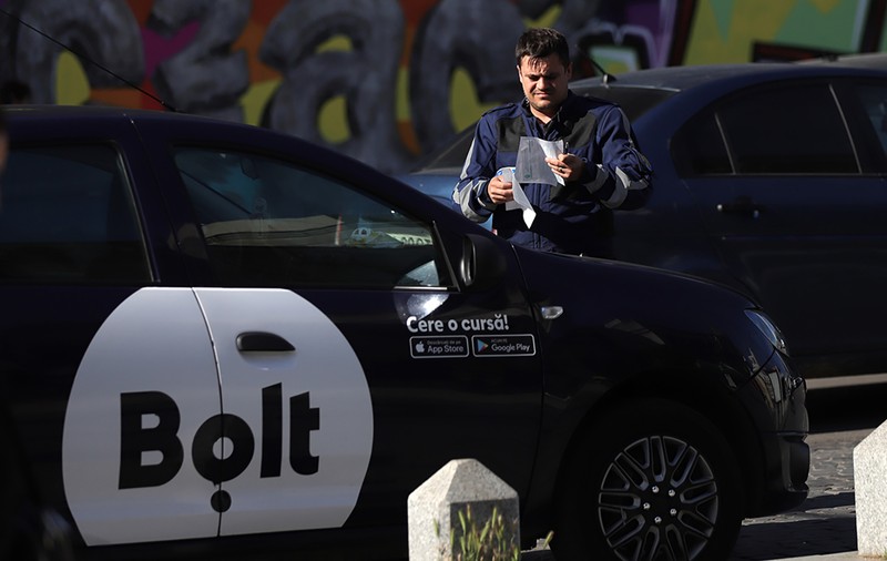 Bolt introduce un nou serviciu în România. Ce este TapBox, aparatul cu care oamenii își pot rezerva curse fără aplicație și fără internet