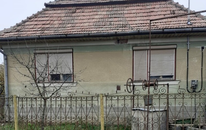 O casă de vânzare, cu teren, într-un sat din Cluj a stârnit reacții acide: „Vor doar să o facă de râs”