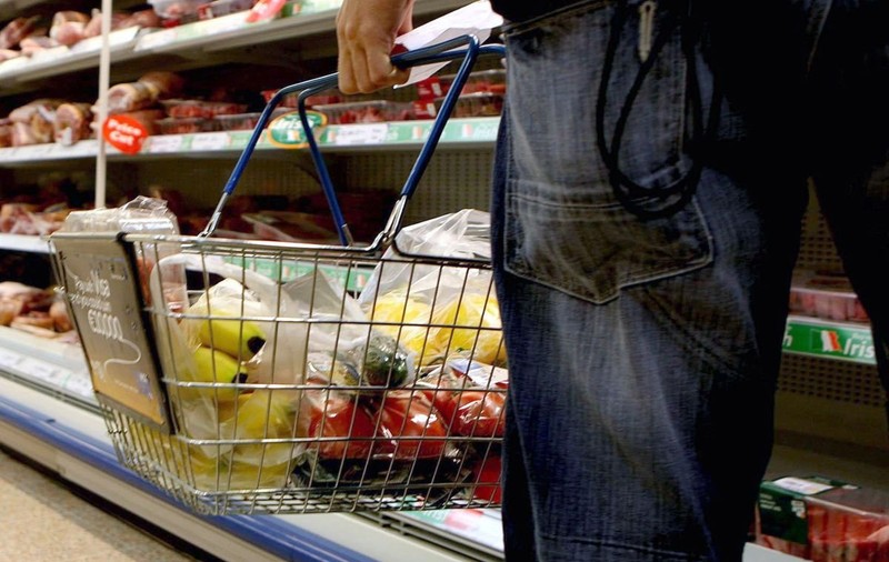 Ilie Bolojan a decis. Alimentele de bază vor rămâne cu adaos plafonat încă 6 luni. Hotărârea, luată în coaliția PNL-PSD-USR-UDMR