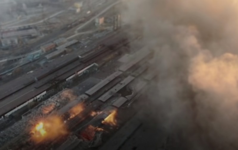 VIDEO | Atacul distrugător asupra zonei industriale a orașului Mariupol, filmat cu o dronă