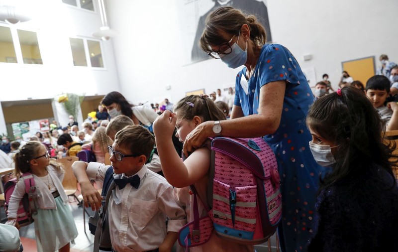 Cât de mulți copii au făcut COVID? În Marea Britanie, valul 4 e alimentat de infectările elevilor