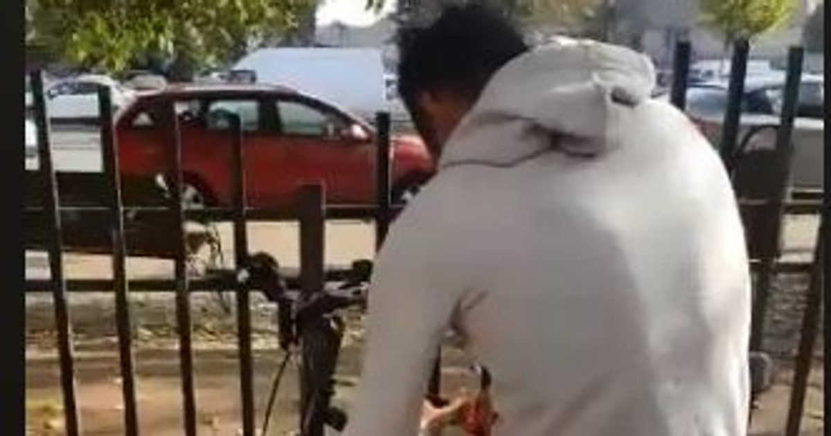 Un bărbat care pare că încearcă să fure o bicicletă