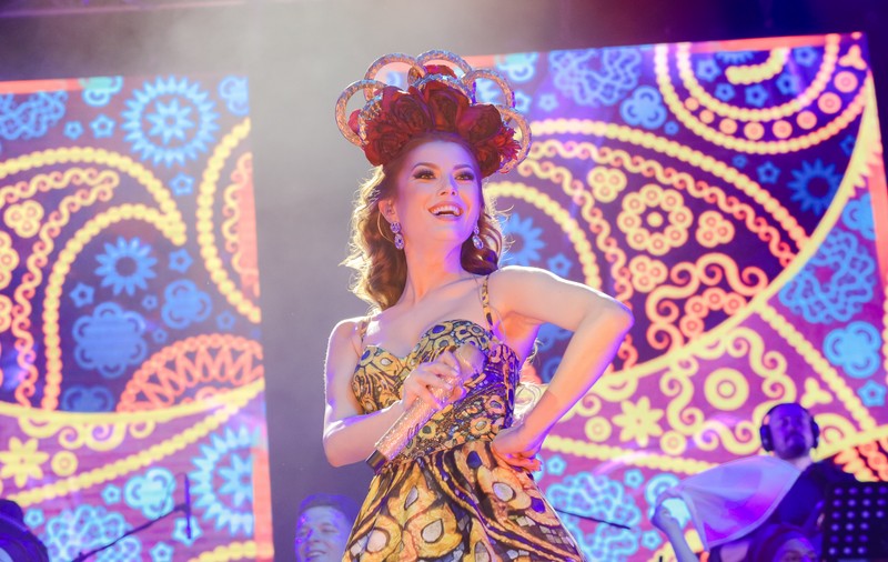 Elena Gheorghe și-a terminat concertul cu o migrenă îngrozitoare. Coroana de 5 kilograme a pus-o în dificultate
