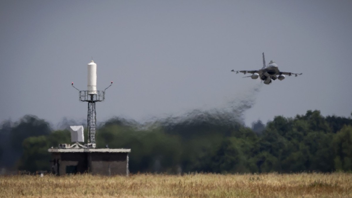 VOLKEL - Unul dintre ultimele două avioane de vânătoare F16 (din cele 24 promise) părăsesc baza aeriană Volkel. Avioanele sunt destinate Ucrainei. În total, Țările de Jos au promis 24 de avioane F16. Plecarea avioanelor F16 olandeze către Ucraina, Volkel, Țările de Jos - 26 mai 2025