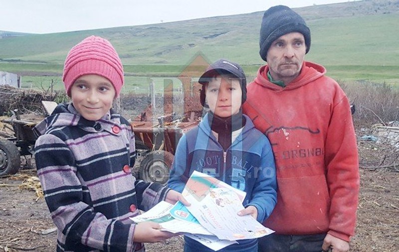 Fetița din Iași care este mamă la 11 ani pentru fratele ei. Copiii au fost abandonați de mamă