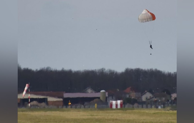 Pățania unui francez de 64 de ani, cu frică de zbor. S-a catapultat din greșeală dintr-un avion militar, după ce colegii i-au făcut o surpriză