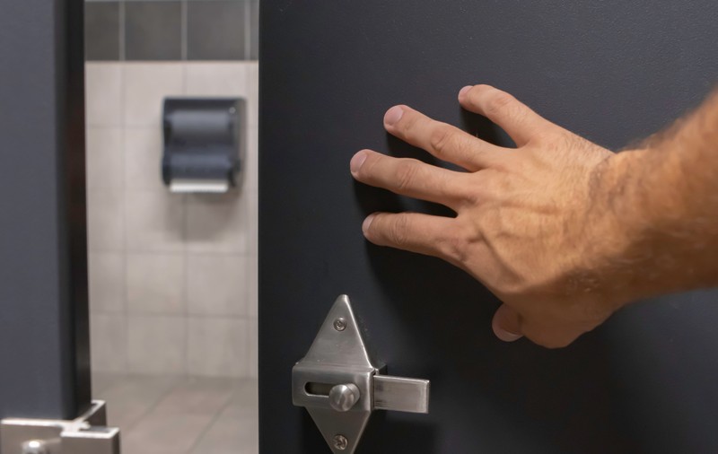 Bărbat achitat definitiv după ce a filmat trei femei în toaleta unei clinici medicale din București. Judecători: dreptul la viață privată nu e protejat în WC-uri publice