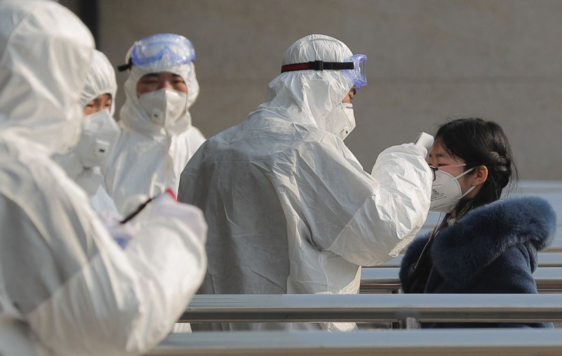 Avertismentul sumbru al Chinei: coronavirusul se transmite înainte de apariția simptomelor. Numărul deceselor și al pacienților infectați a explodat