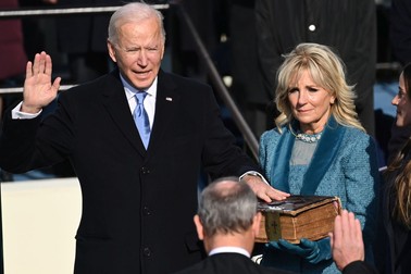 Președintele ales al SUA Joe Biden a depus jurământul cu mâna pe o Biblie veche de 120 de ani FOTO: EPA-EFE/SAUL LOEB / POOL
