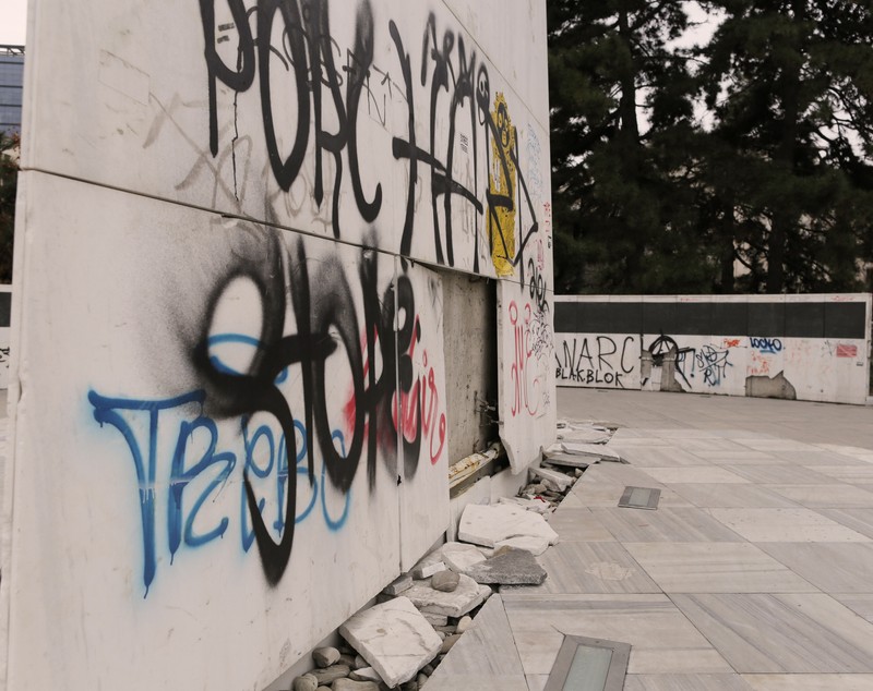 O palmă dată istoriei. La 30 de ani de la Revoluţie, monumentul din centrul Bucureştiului dedicat eliberării de comunism e în paragină
