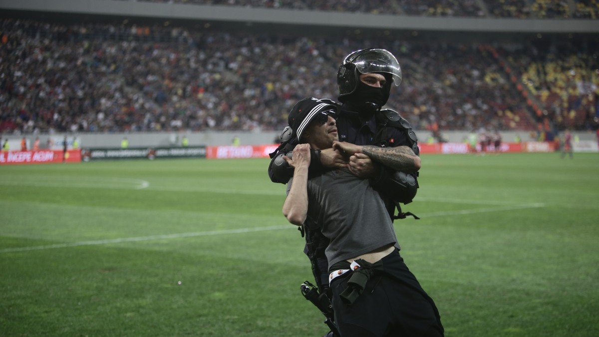 Câți suporteri au fost reținuți de Jandarmerie după meciul Steaua - Rapid