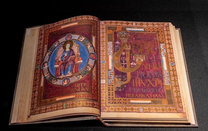 Celebrul manuscris Codex Aureus, scris cu litere de aur în urmă cu 1.200 de ani, expus public pentru prima dată în România 