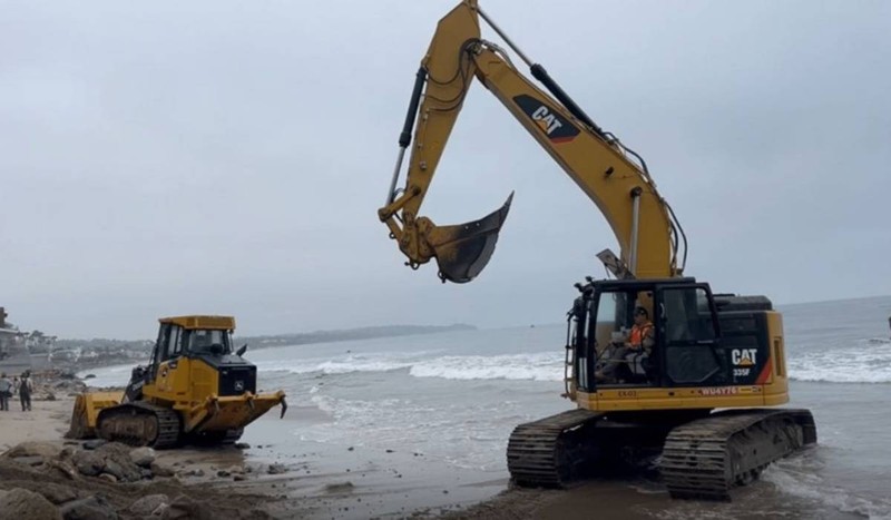 Utilaje grele folosite pe plaja Broad Beach, unde compania lui Mark Attanasio a fost acuzată că a scos nisip pentru lucrările de la proprietatea miliardarului. Fotografia a fost furnizată instanței în procesul deschis de James Kohlberg. Sursa foto: documente depuse în instanță / Domain