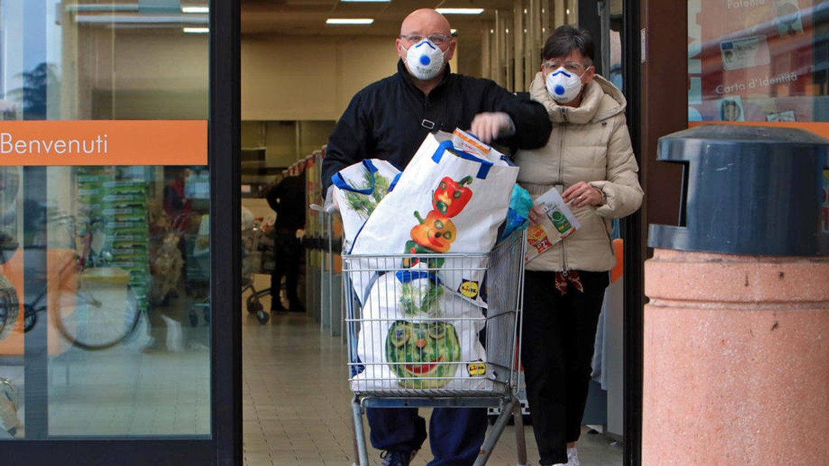 Oameni din Casalpusterlengo, la cumpărături cu măști de protecție | Foto: EPA