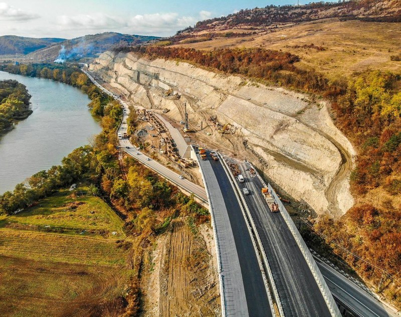 Autostrada A1 Lugoj-Deva, ruptă de o alunecare de teren. Cum arată locul dezastrului