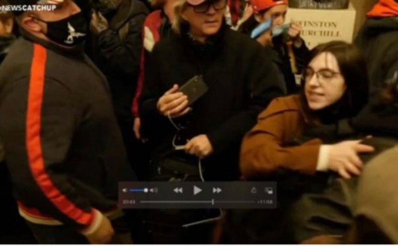 O femeie este acuzată că a vrut să vândă Rusiei laptopul furat din biroul lui Nancy Pelosi, în timpul asaltului de la Capitoliu