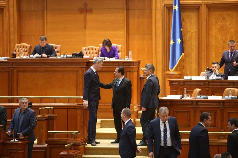 Ludovic Orban şi Dan Barna, în timpul votului