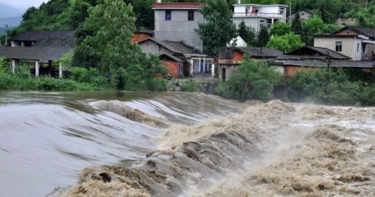 Bărbatul dispărut odată cu fetița luată de o viitură a fost găsit teafăr
