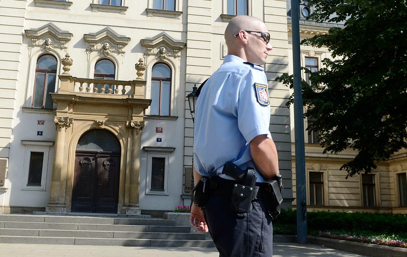 Hoţ sau cinstit? Un bărbat din Cehia a jefuit o bancă, a plătit o datorie, apoi s-a predat la poliţie