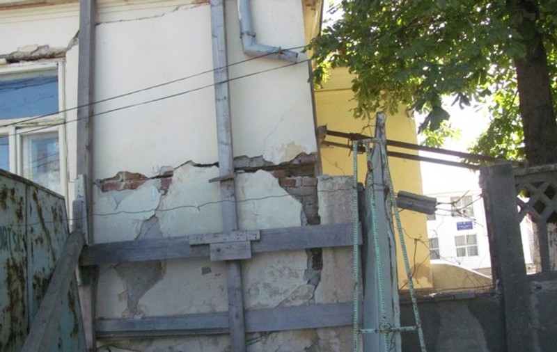Bombă cu ceas în curtea şcolii: "Mi-am mutat nepoţii la altă şcoală să nu le cadă cărămizi în cap"
