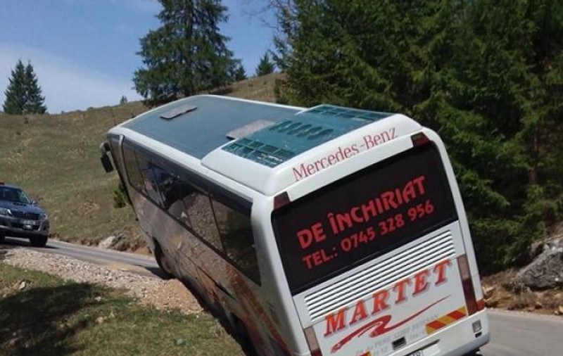 Un autocar a rămas blocat într-un șanț pe Transrarău