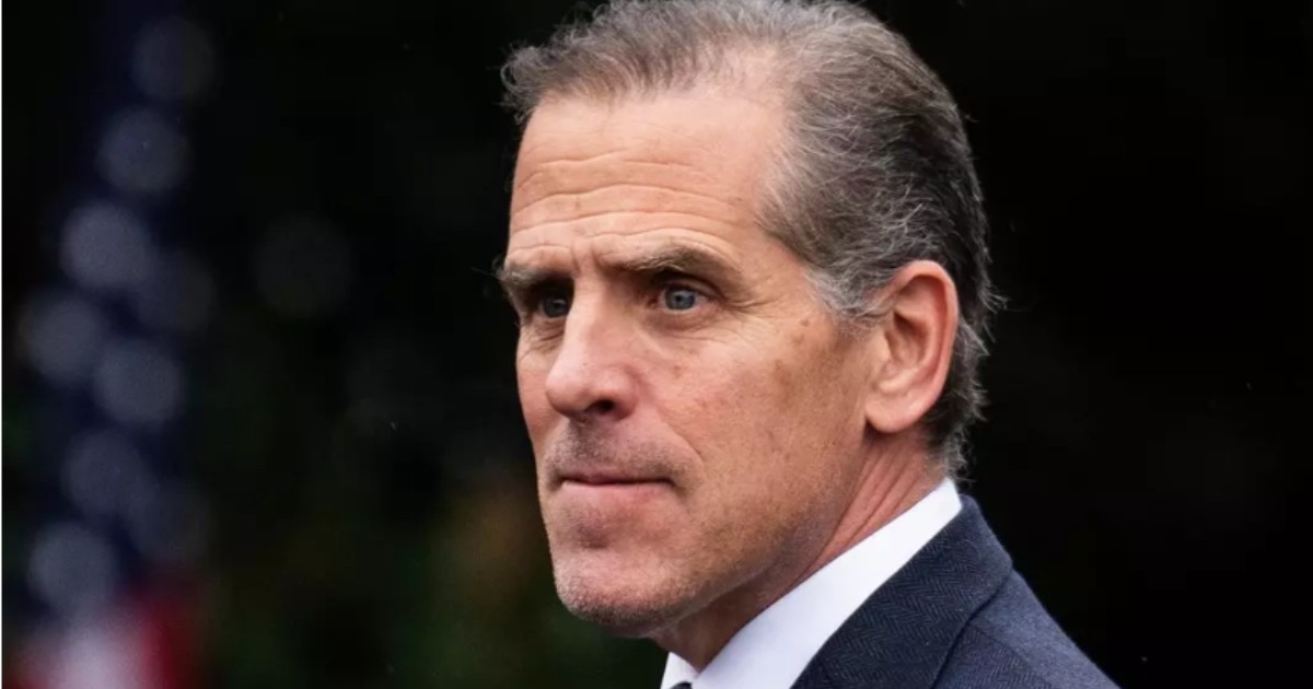 Hunter Biden îmbrăcat în costum gri și cămașă albă