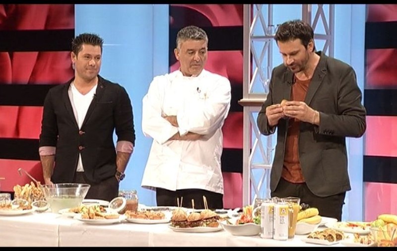 Tudor Constantinescu la „Top Chef”: „El mă învaţă cum să fac hamburgeri şi eu îl învăţ cum să facă ciocolată!”