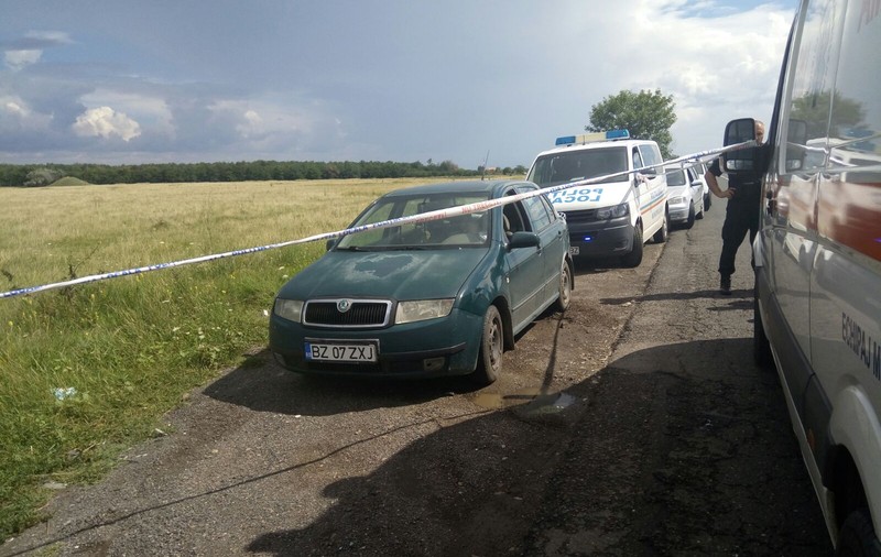 FOTO/ Bărbat găsit mort la volan într-o mașină oprită pe marginea șoselei de centură la Buzău