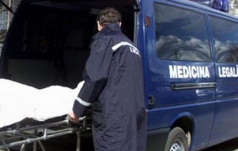 Dus forțat de soție la spital pentru că se simțea rău, un bărbat de 47 de ani din Bârlad a refuzat să fie consultat de medici. La scurt timp a fost găsit mort pe stradă