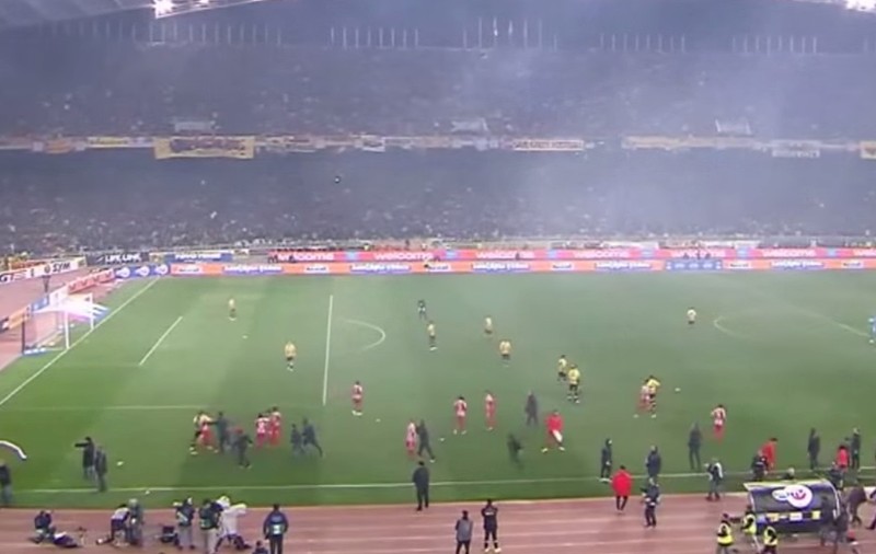 Fanii echipei AEK Atena au oprit meciul cu Olympiacos din Cupa Greciei