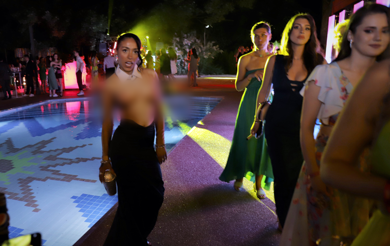 FOTO. Ruby, apariție nud pe covorul roșu la VIVA! Party: dezbrăcată, dar totuși îmbrăcată. Imagini interzise minorilor