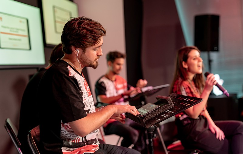 VIDEO / Patru artiști au înlocuit chitarele, pianul, orga și tobele cu tablete și le-a ieșit un concert digital unic