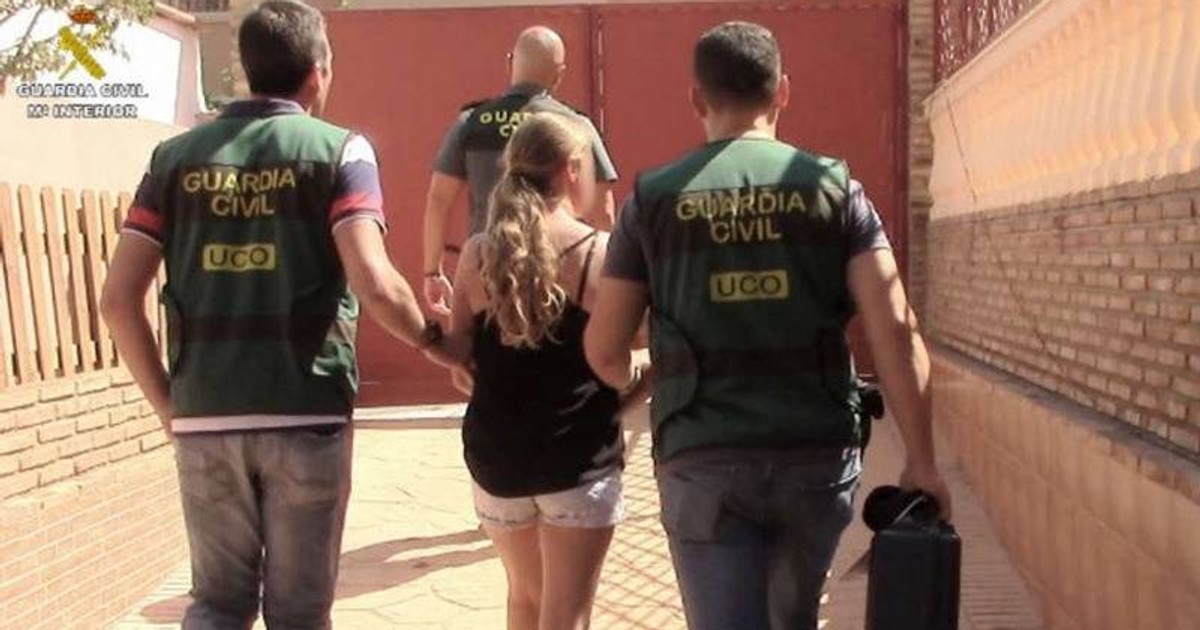 O femeie din Suedia și-a filmat fiicele minore în ipostaze sexuale și a vândut filmările pe internet. Condamnată la 6 ani de închisoare